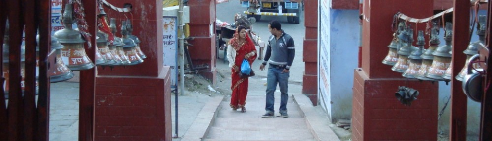 A couple entering Dwarahaat temple